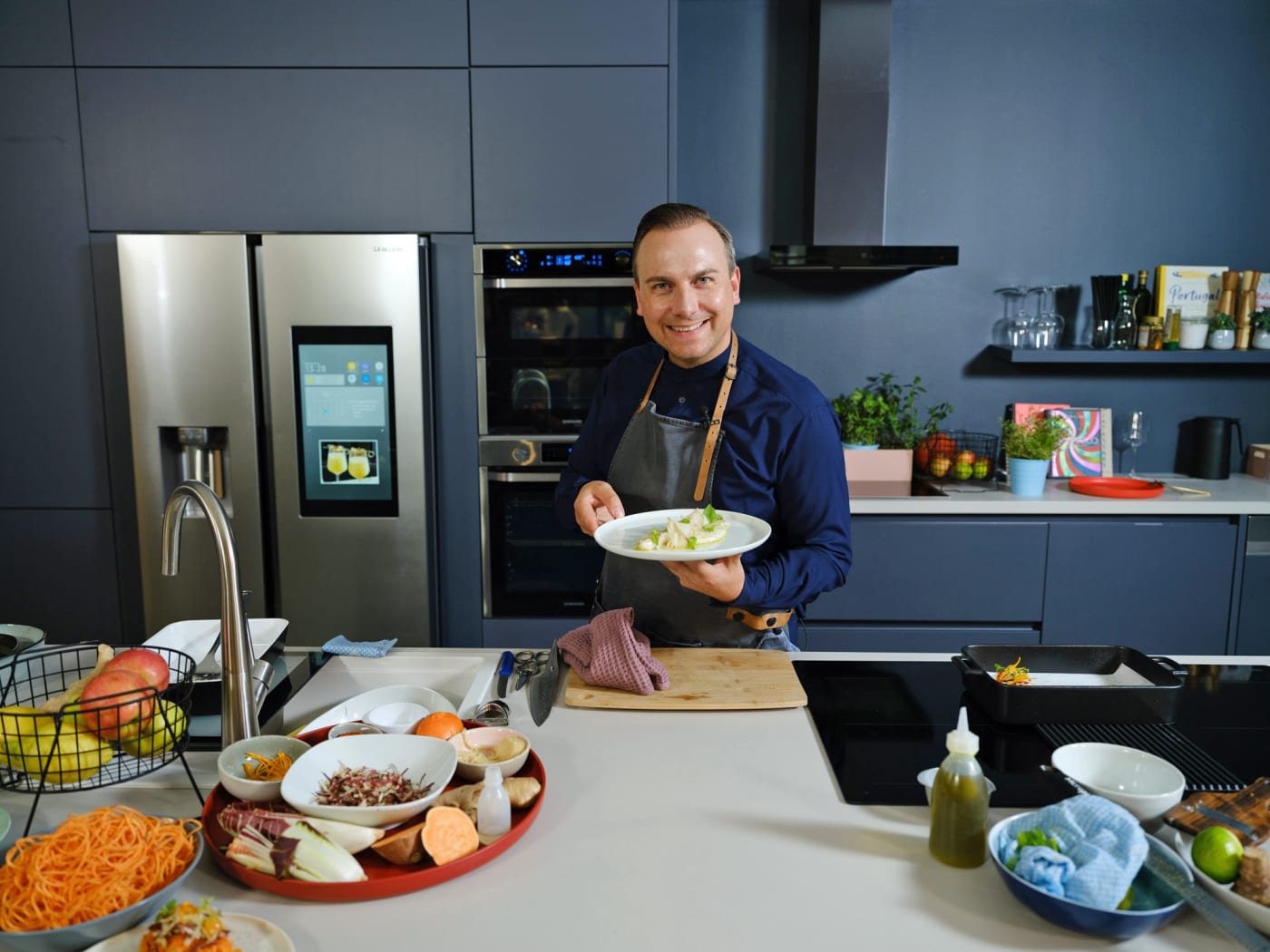 Sternekoch und Jury-Mitglied Tim Raue kocht mit den smarten Samsung Hausgeräten